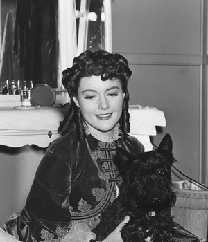 Actresses Barbara O'Neil and Luise Rainer in 1938 (cropped)