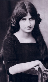 Jeanne Hebuterne seated