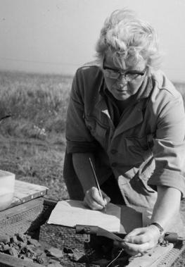 Margaret Ursula Jones recording pottery at Mucking.