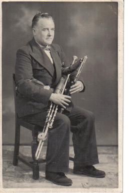 Leo Rowsome uilleann piper.jpg