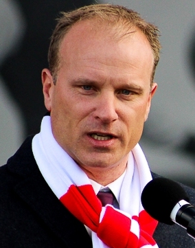 Dennis Bergkamp 2014 (cropped).jpg