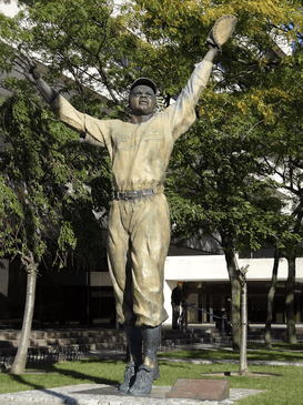 Statue of Jackie Robinson Journal Square Jersey City.png