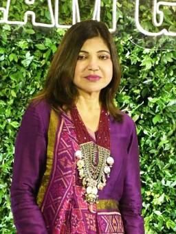 Alka Yagnik in 2023 (cropped).jpg