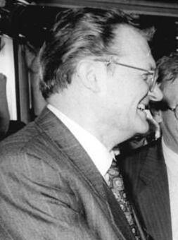 Bundesarchiv Bild 183-1990-0419-036, Berlin, Gespräch Gerhard Pohl, Helmut Haussmann (cropped).jpg