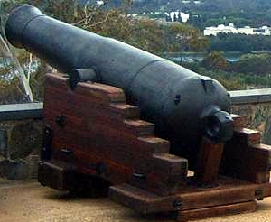 RML 64-pounder 71 cwt gun Canberra 300px.jpg