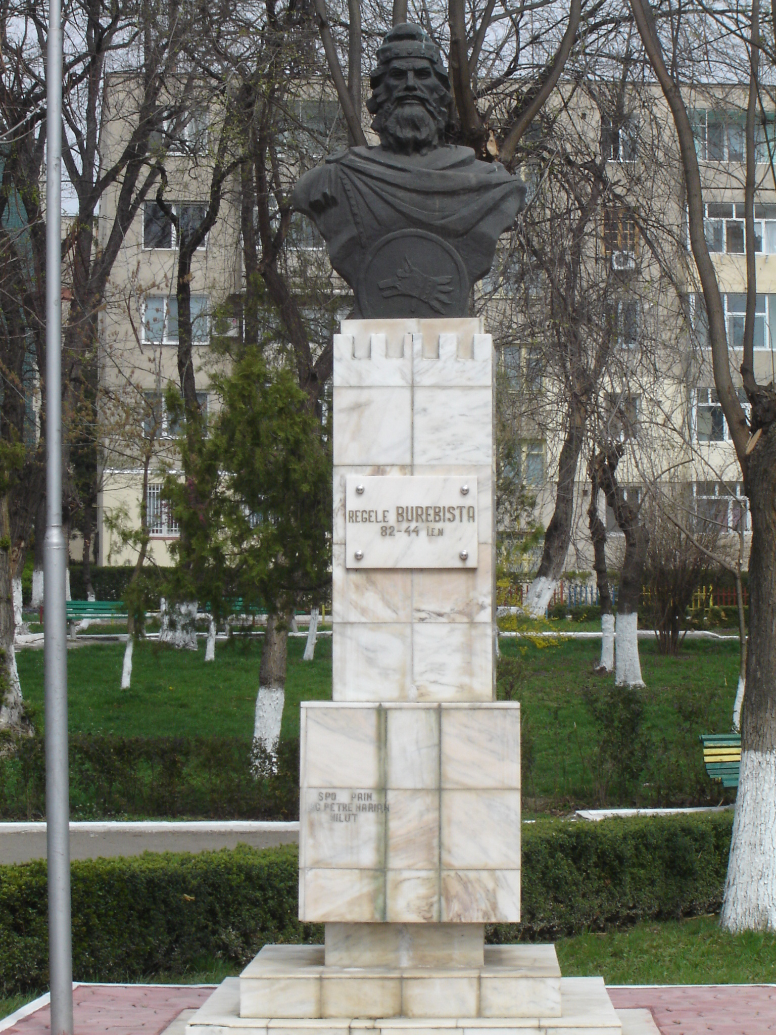 Burebista statue in Calarasi.jpg