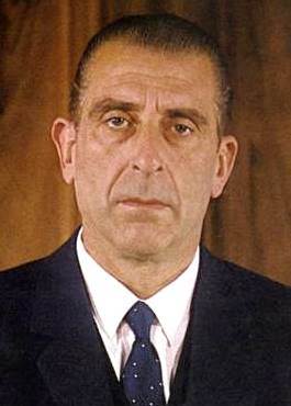 Eduardo Frei Montalva en su escritorio (1964).jpg