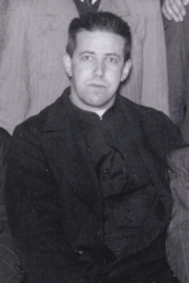 Padre Hurtado junto a jóvenes católicos (cropped).jpg