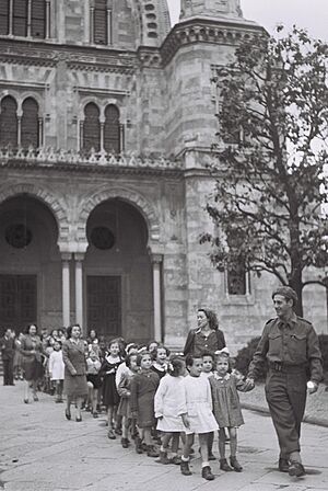 A JEWISH BRIGADE SOLDIER & NURSES OF THE JEWISH AGENCY TAKING CARE OF JEWISH REFUGEE CHILDREN IN FLORENCE, ITALY. פירנצה, איטליה. בצילום, חייל הבריגדהD817-007