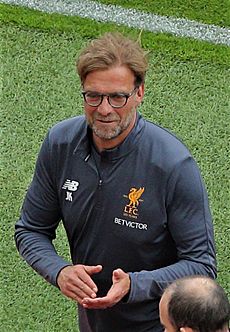 Jurgen Klopp leaves the pitch at full-time a happy man (34018926193) cropped