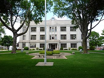 2009-0528-NewHampton-ChickasawCtycourthouse.jpg