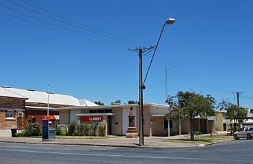 OwenPostOffice&WarMemorial.JPG