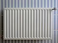 Radiator op blauw-wit-gestreepte tegels