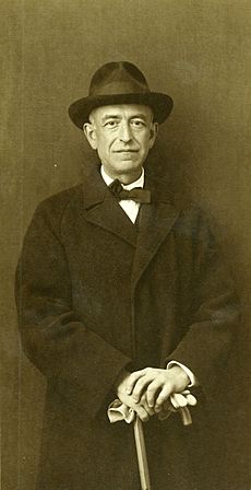 Manuel de Falla con bastón