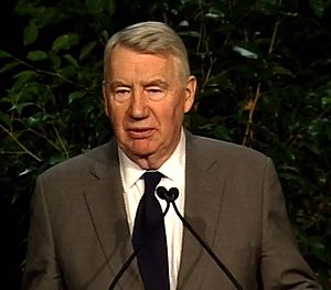 Robert MacNeil accepting Cronkite Award.jpg