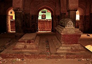 Graves inside bahlol lodi's tomb