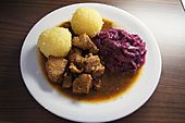 Rindergulasch Rotkohl Kloesse 002