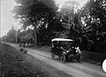 COLLECTIE TROPENMUSEUM Auto met lekke band onderweg naar Tangerang West-Java. TMnr 60007624