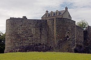 Dunstaffnage castle - trois-quarts