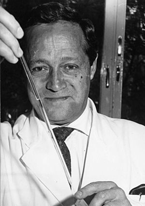 Feodor Lynen with pipette.jpg