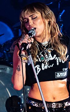 Miley Cyrus Primavera19 -231 (48986108626) (cropped)