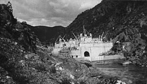 Burrinjuck Dam under construction