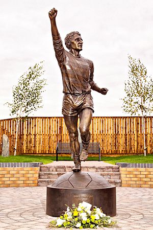 Jimmy Johnstone statue by John McKenna sculptor