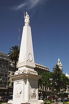 Piramide-de-Mayo-Buenos-Aires