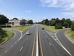 2021-08-08 15 22 00 View north along New Jersey State Route 208 from the overpass for Bergen County Route 76 (Fair Lawn Avenue) in Fair Lawn, Bergen County, New Jersey