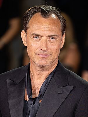 Jude Law-67896 (cropped).jpg