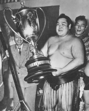 Sumo-Azumafuji-Kin'ichi-with-Emperors-Cup-c1950