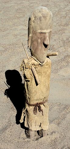 Burial goods excavated from the Xiaohe cemetery (wooden sculpture excavated from the upper layer of a double-layer mud coffin of XHM75)