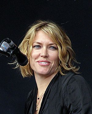 Cerys Matthews Glastonbury 2008 (cropped).jpg