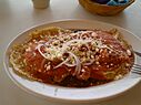 Huevos rancheros con salsa.jpg