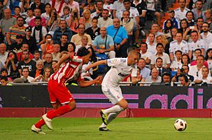 Benzema dribbles