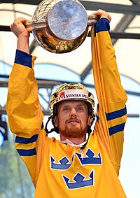 Daniel Sedin lyfter VM-bucklan.jpg