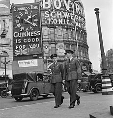 International Piccadilly- Overseas Troops in London, 1942 D9794