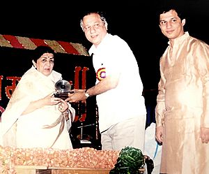 Lata-mangeshkar-dnyaneshwar-agashe-mandar-agashe