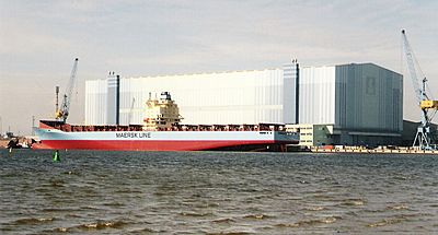 2006-03-xx Containerschiff vor der Volkswerft Stralsund