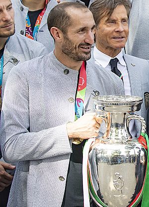 Giorgio Chiellini con Europeo in mano