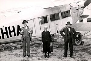 Pasajeros ante un avión biplano Breguet 26T Limousine (1931)