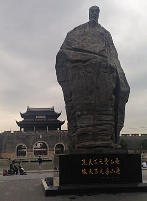 Sculpture of Fan Zhongyan and gate in front of Suzhou Station (cropped)