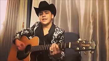 Christian Nodal cantando