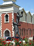 Fremantle Oval Statue.jpg