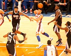 Jeremy Lin driving and dishing vs Kings (cropped)