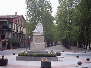 Francisco de vitoria (estatua)