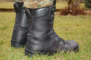 Kampfstiefel, hinten