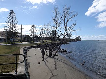 Dohls Rocks Road and Pine River at Griffin, Queensland.jpg