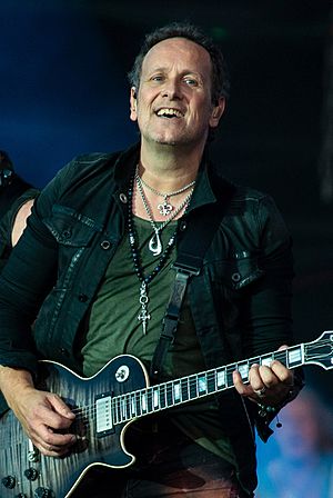 Vivian Campbell guitarist (cropped).jpg