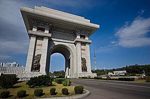 0643 - Nordkorea 2015 - Pjöngjang - Triumphbogen (22781888920)
